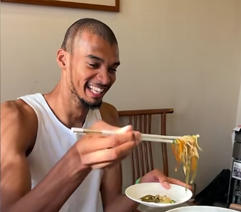 文班品嘗水席 喝茶啟封滿臉帶笑??刺記：他很享受在中國的時(shí)光