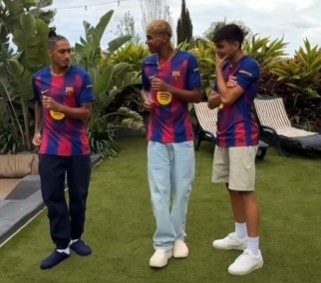 尬住了??亞馬爾和拉菲尼亞拍宣傳片后秀舞，佩德里笑著走開