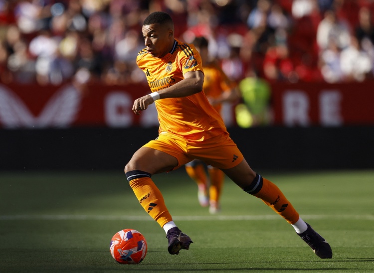 記者：皇馬訓(xùn)練時(shí)間提前15分鐘以避開暴風(fēng)雨，姆巴佩參加合練