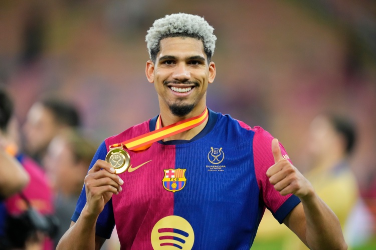 TA：巴薩中衛(wèi)阿勞霍預(yù)計(jì)將留隊(duì) 希望出售克里斯滕森但球員想留隊(duì)