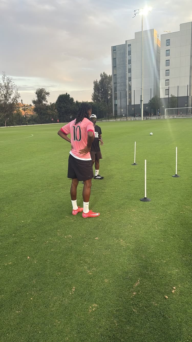 凱夫倫-圖拉姆與馬庫斯-圖拉姆在假期訓練，前者身穿博格巴球衣