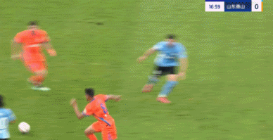 這球黃牌有點(diǎn)嚴(yán)！廖錦濤與馬德魯加身體接觸后倒地，馬德魯加染黃