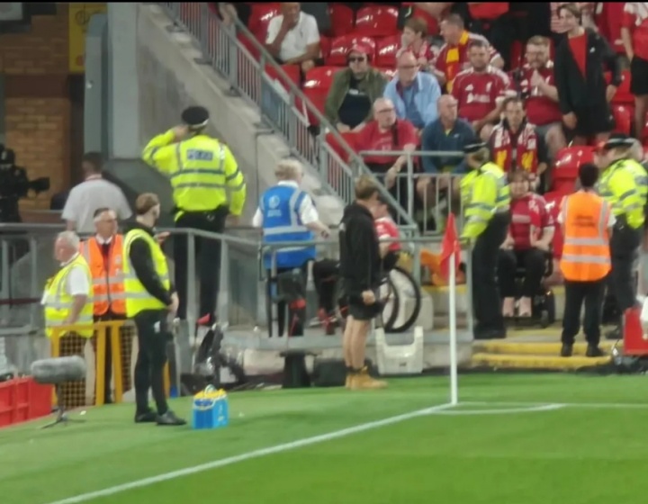 正義執(zhí)行！球迷拍到種族歧視塞梅諾的輪椅球迷，被警察當(dāng)眾驅(qū)逐