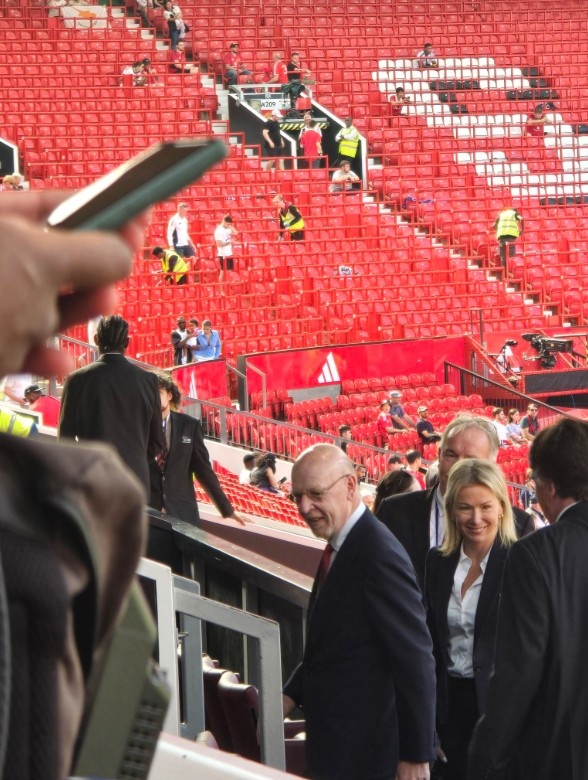 英超首輪曼聯(lián)對(duì)陣阿森納，阿夫拉姆-格雷澤現(xiàn)身老特拉福德