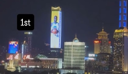 亮相中國上海外灘巨幕！追夢：媽媽我做到了 永懷感恩！