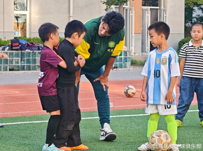 國安球員走進北京小學翡翠城分校，開展足球公益課活動