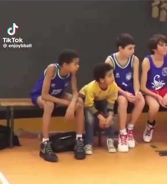 ??很喜歡生氣砸球??！小時候的文班亞馬是怎么打球的？
