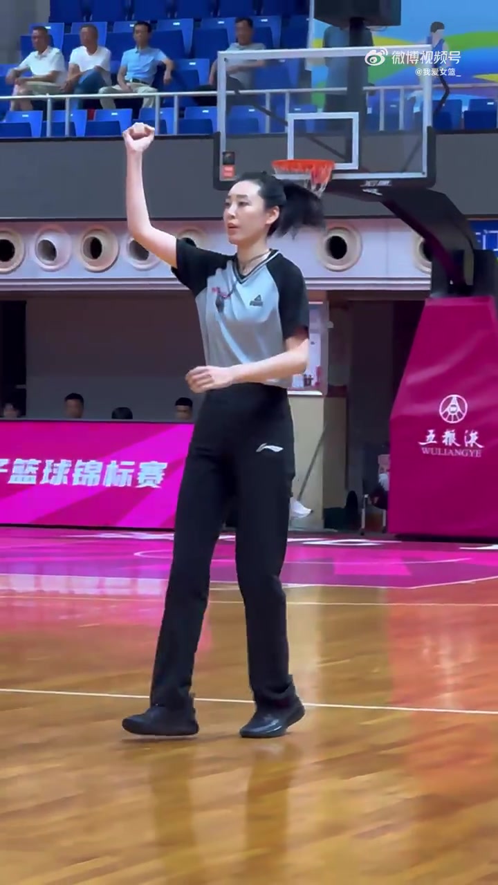 又美又颯！全國女籃錦標(biāo)賽的女裁判王陽成賽場上另一道靚麗的風(fēng)景