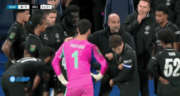 瓜迪奧拉場(chǎng)邊激情講解戰(zhàn)術(shù)，還拉住福登特意多叮囑兩句