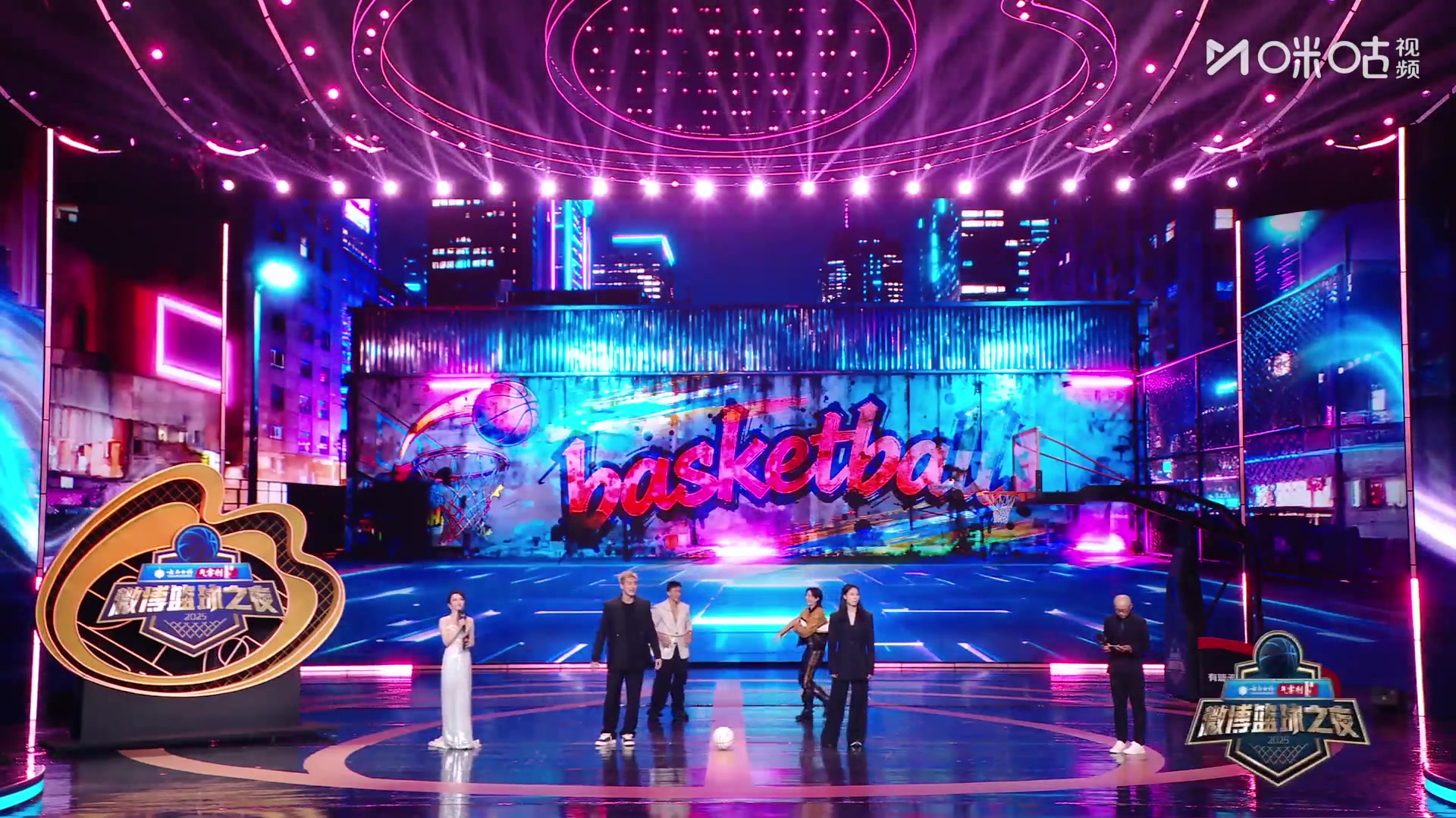 郭艾倫與王思雨臺上比賽 艾倫為了搶球一把推開了思雨