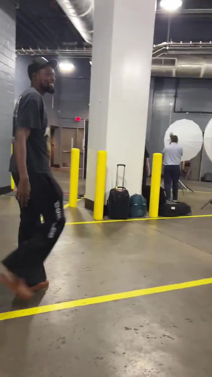 壽星來了！杜蘭特面帶微笑走入豐田中心 將出席媒體人活動