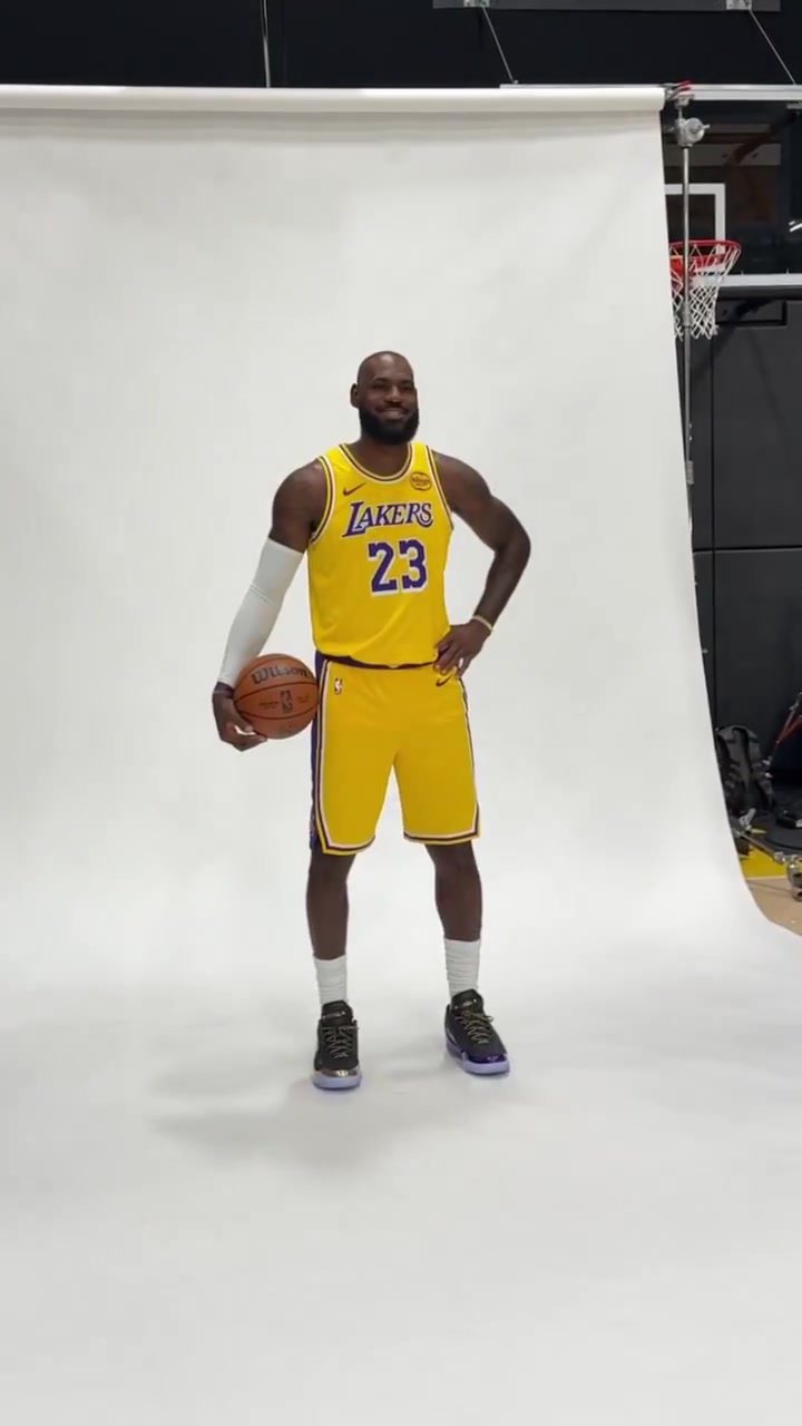 NBA官推曬詹姆斯拍攝定妝照：LBJ參加史無前例的第23個媒體日！