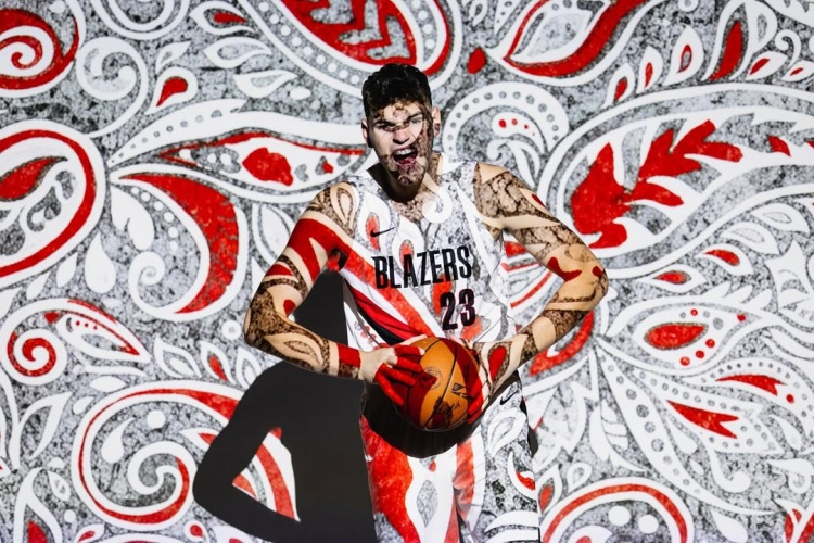 開拓者首發(fā)中鋒？克林根社媒曬顏色絢爛的定妝照：NBA第二年